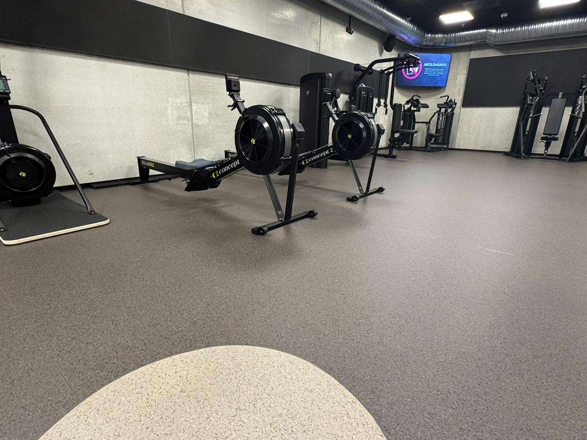 Treningsrom på Spicheren med roapparater og styrketreningsmaskiner på sklisikkert gulvbelegg fra Gerflor.