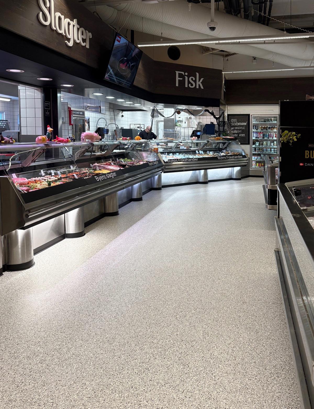 Alt-tekst:  **Ferskvareavdeling i Kvickly Helsinge med slakter- og fiskedisker, nytt lyst butikkgulv og åpen gangpassasje.**